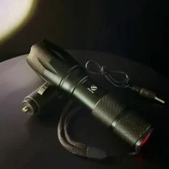 Shustar® Zaklamp LED Oplaadbaar - Zaklamp Militaire 2000 Lummen Incl. Opbergdoos & Oplader & Batterij - Zoomfunctie - Waterproof 18 Shustar® Zaklamp LED Oplaadbaar - Zaklamp Militaire 2000 Lummen Incl. Opbergdoos & Oplader & Batterij - Zoomfunctie - Waterproof -Flamecan winkel 472x840 1