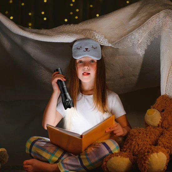 Shustar® Zaklamp LED Oplaadbaar - Zaklamp Militaire 2000 Lummen Incl. Opbergdoos & Oplader & Batterij - Zoomfunctie - Waterproof 13 Shustar® Zaklamp LED Oplaadbaar - Zaklamp Militaire 2000 Lummen Incl. Opbergdoos & Oplader & Batterij - Zoomfunctie - Waterproof - Afbeelding 11