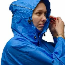 LOWLAND OUTDOOR® Wandelponcho - 100% Waterdicht (10.000mm) - Ademend (8.000g/M²) PFAS Vrij! -Flamecan winkel 550x616 1