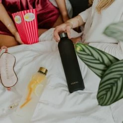 Aquachic - 1L Waterfles Met 2 Doppen En Tijdsmarkeringen - Lekvrij & Licht - Duurzaam - Nederlands Merk - Drink Fles / Bidon- Zwart 1 Liter -Flamecan winkel 550x826 3